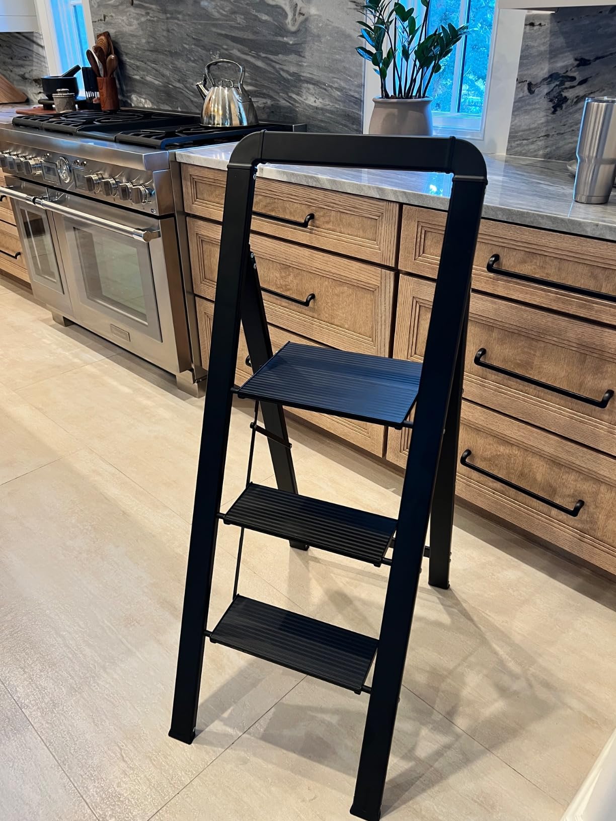KINGRACK Aluminium 4 Step Ladder, Lightweight Step Stool with Non-Slip Pedals, Handrail, Foldable Step Ladder for Kitchen, Garage, Home, Space Saving, Sturdy and Portable, Silver customer photo 1