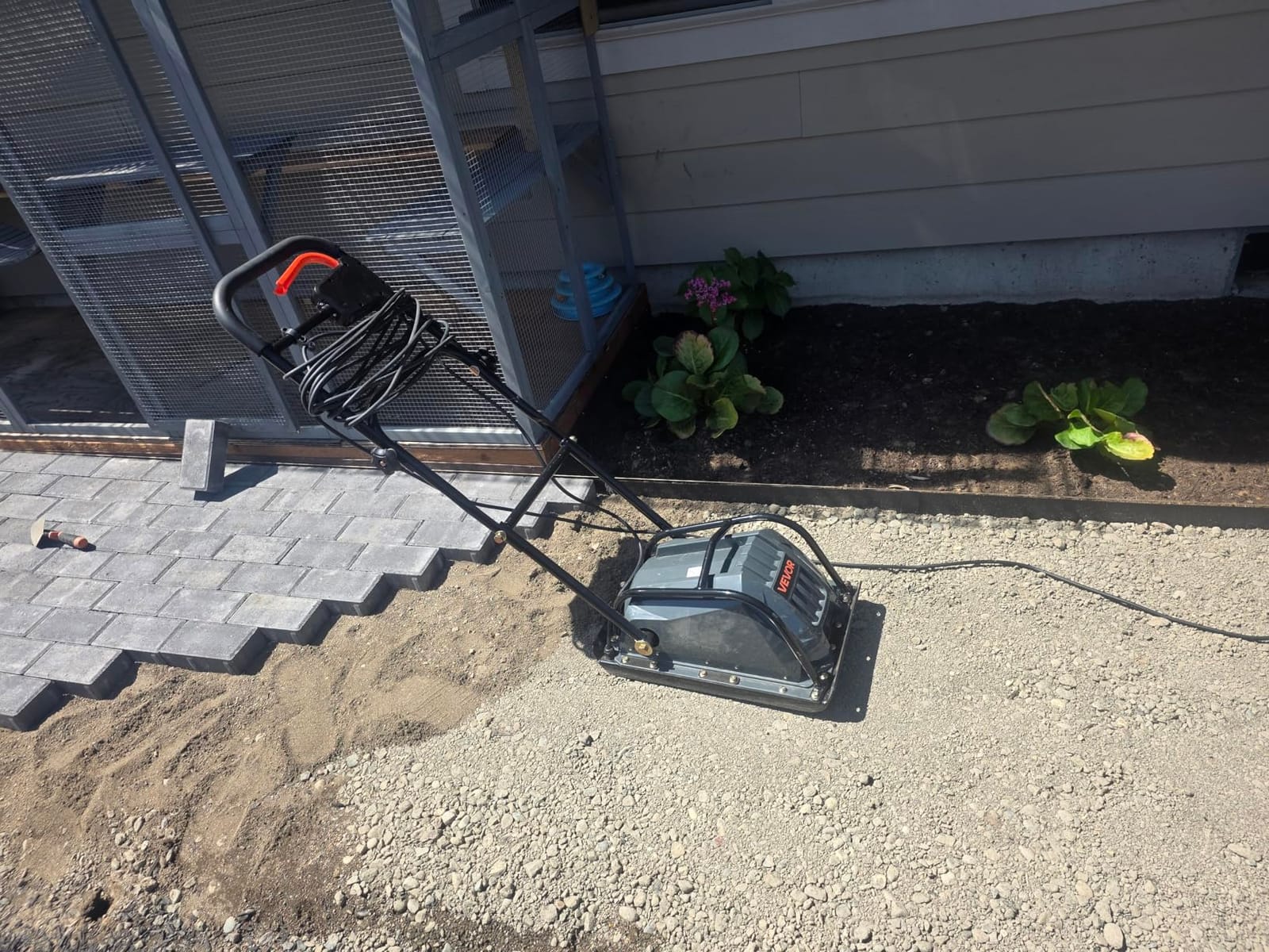 VEVOR Plate Compactor, 6.5 HP 196cc Gas Engine, 2360 lbs Compaction Force, 22.1 x 15.9 in Plate, Heavy-Duty 5600 VPM Power Jumping Jack Vibratory Tamper customer photo 1