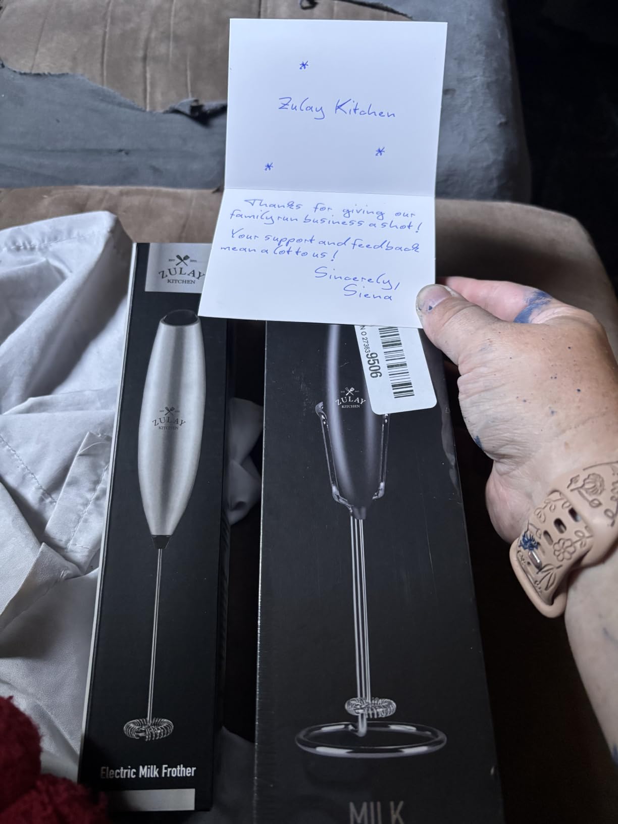 Zulay Premium Gift Milk Frother Set – Handheld Coffee Frother with Stand, 12oz/350ml Frothing Pitcher + 4 Latte Art Stencils – 13,000 RPM Motor, SS Whisk, Battery Operated – Barista Kit (Exec Black) customer photo 2