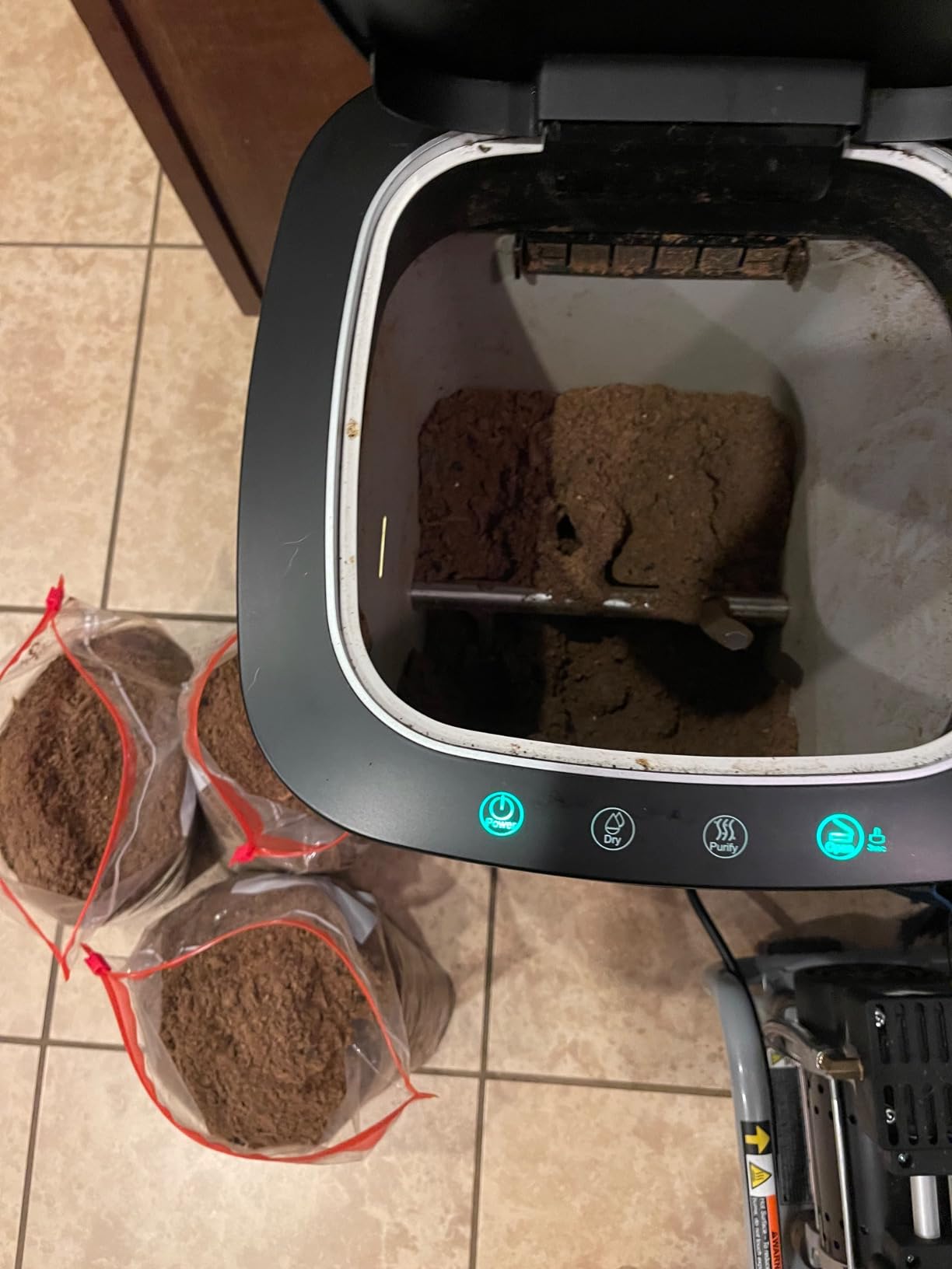 Reencle Prime Electric Composter - 14L Kitchen Composter, Decomposes Up to 2.2 lbs Food Waste Daily, Odorless Indoor Composting with Whisper-Quiet Technology & Rapid Decomposition (Silver) customer photo 1