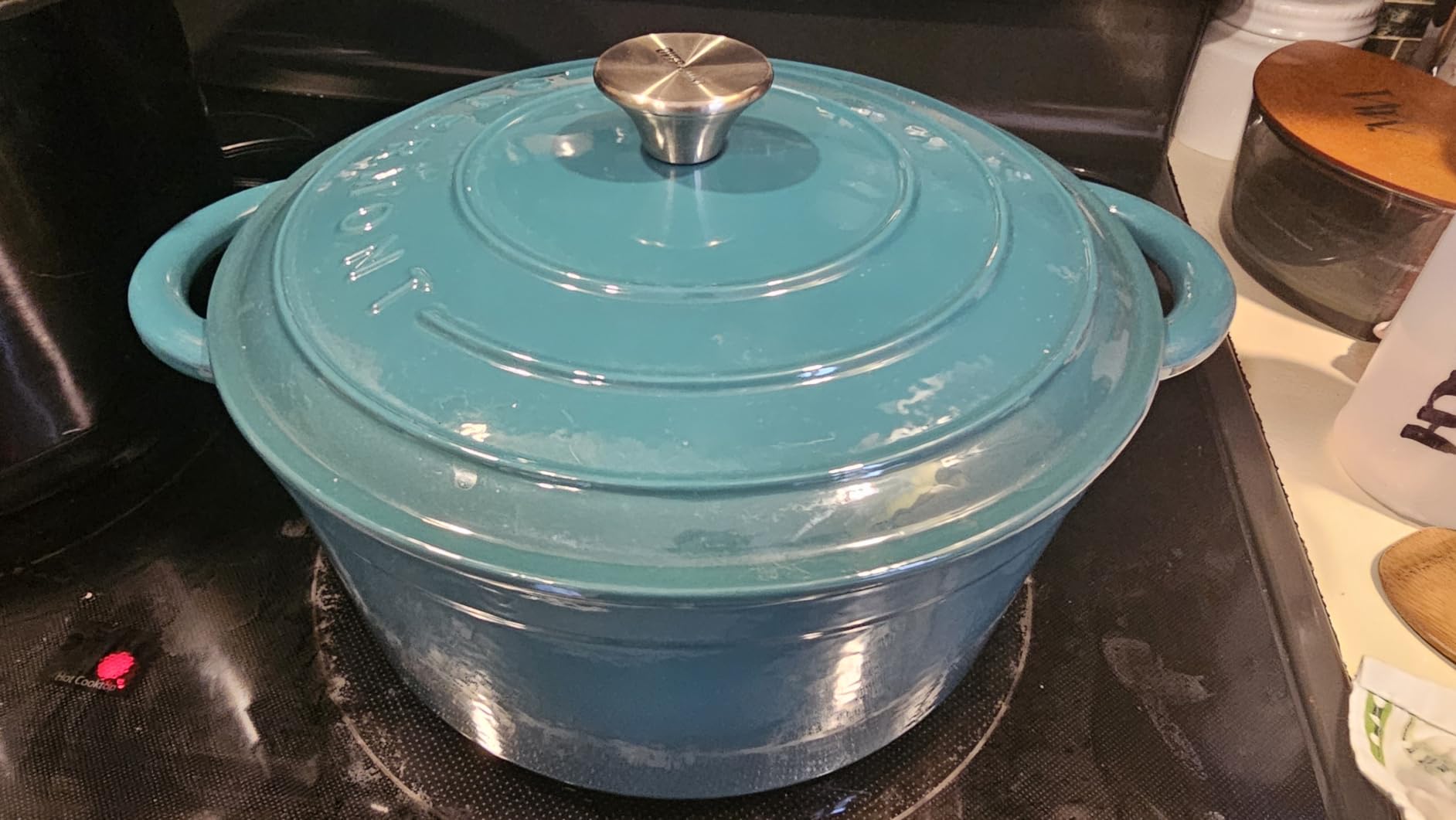 Overmont Enameled Cast Iron Dutch Oven - 7QT Pot with Lid Cookbook & Cotton Potholders - Heavy-Duty Cookware for Braising, Stews, Roasting, Sourdough Baking red customer photo 1