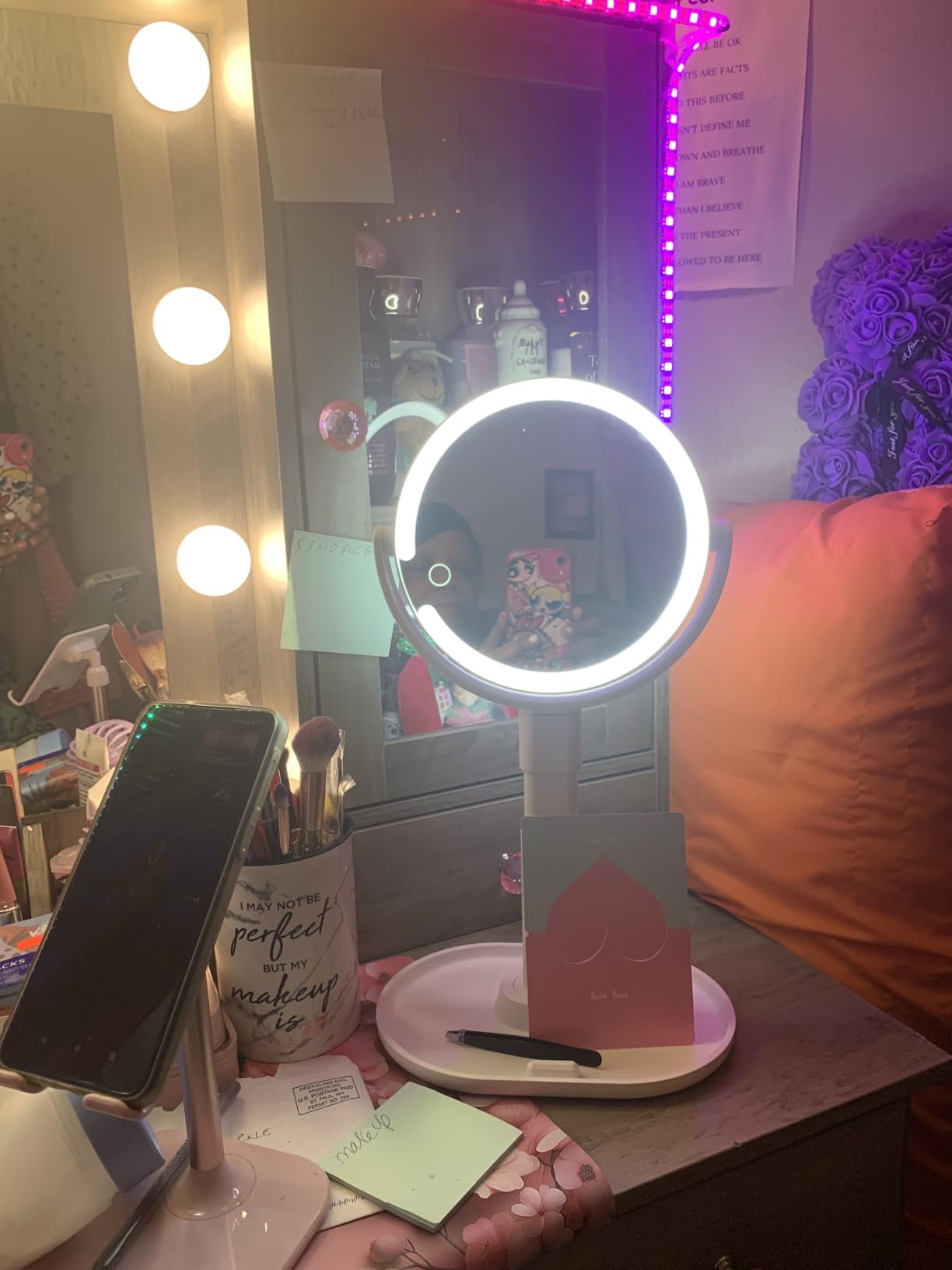 MOMOKUBA Makeup Mirror with Lights, 20X Magnifying Mirrors, Height Adjustable, Vanity Mirror with Lights Rechargeable 3 Color Modes, Double-Sided Detachable Travel Mirrors, Gift for Women, White customer photo 1