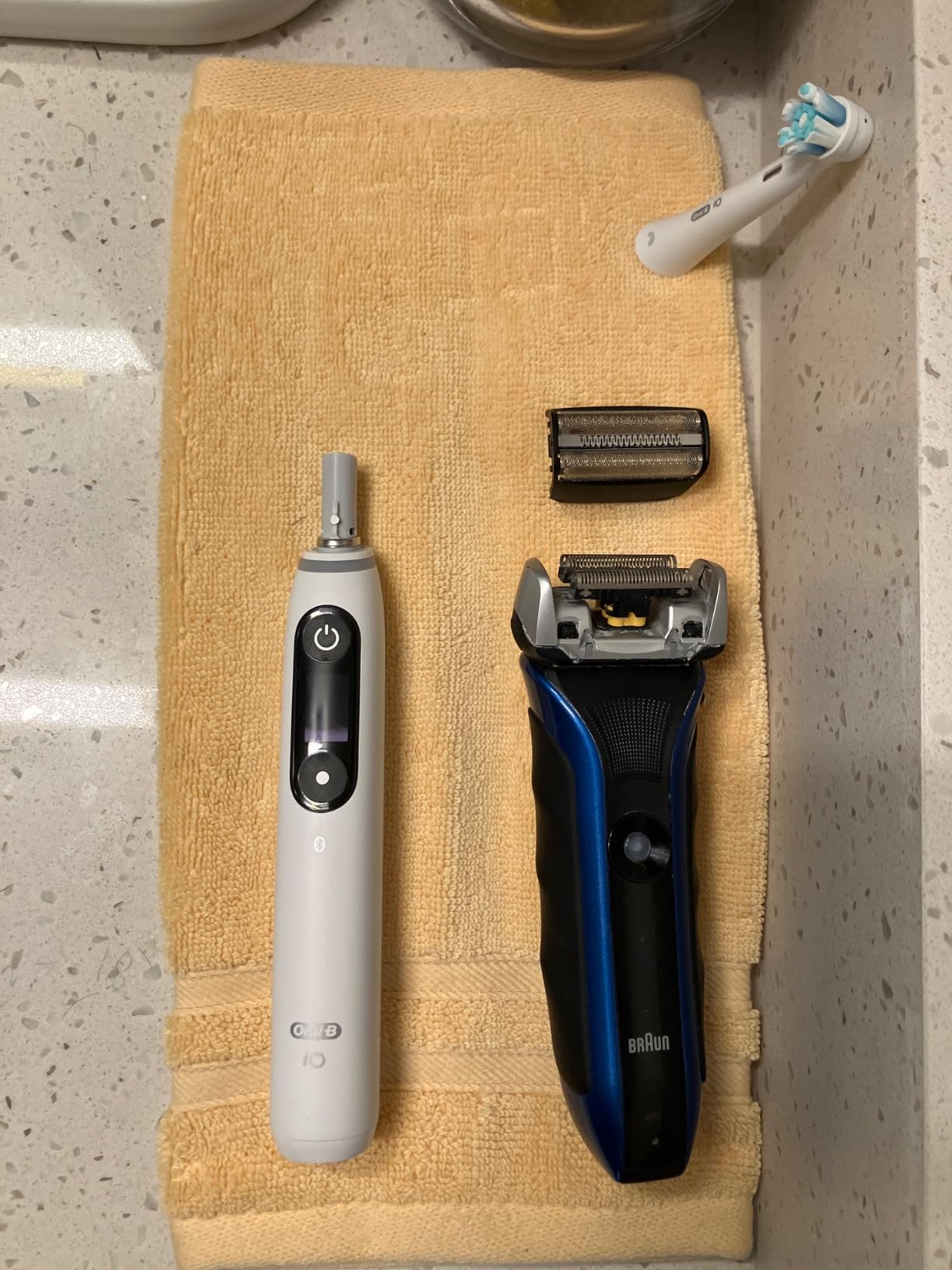 Oral-B Rechargeable Electric Toothbrush, iO7 Limited Deep Clean + Protect, 5 Cleaning Modes, Interactive Display, Visible Pressure Sensor, 2 Brush Heads, Charging Travel Case, White customer photo 2