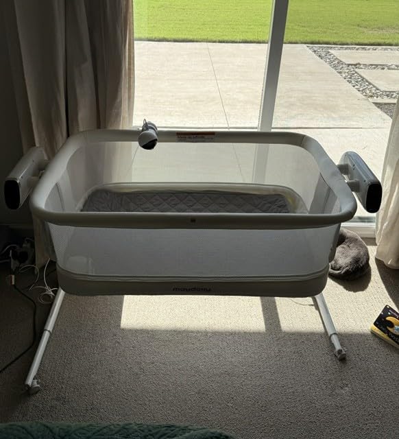 Maydolly Smart Baby Bassinet, Automatic Rocking Bassinet for Baby, White customer photo 2