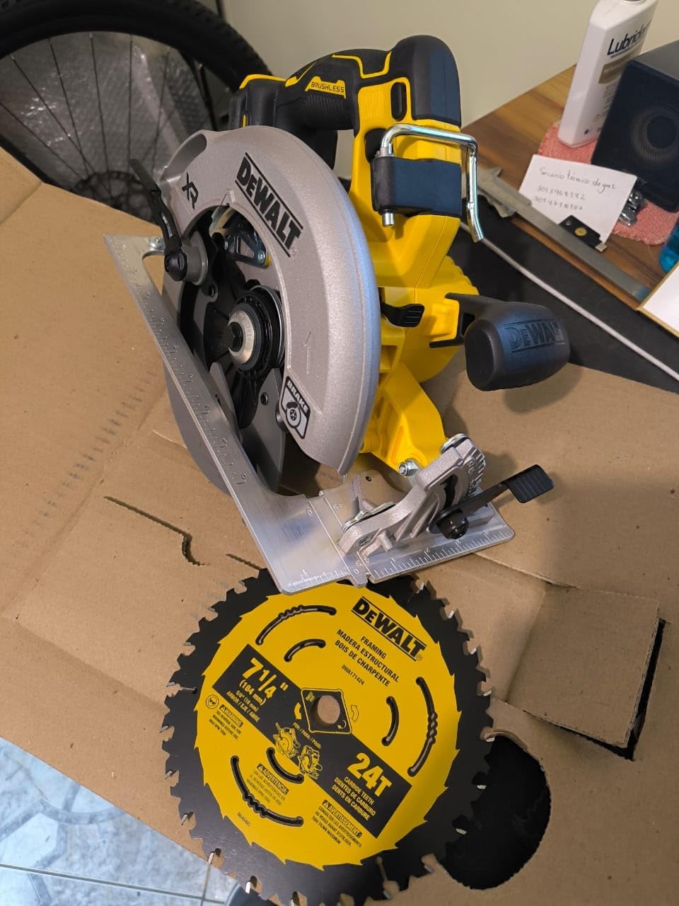 DEWALT 20V MAX XR Brushless Cordless 7-1/4 in. Circular Saw, Tool Only (DCS590B) customer photo 1