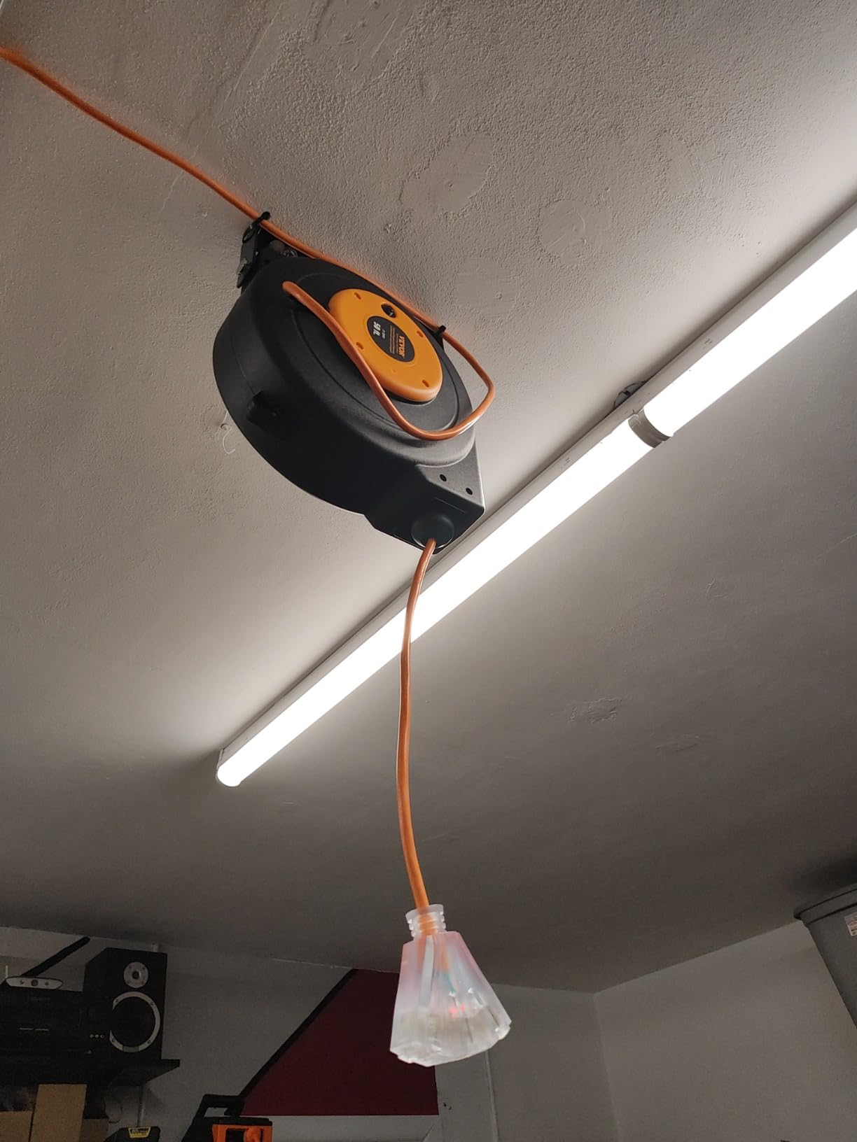 VEVOR 50FT Retractable Extension Cord Reel, 14AWG/3C SJTOW Heavy Duty Power Cord w/Lighted Electrical Triple Tap Outlets, 13A Circuit Breaker,180° Swivel Bracket for Workshop or Garage, Blue customer photo 2