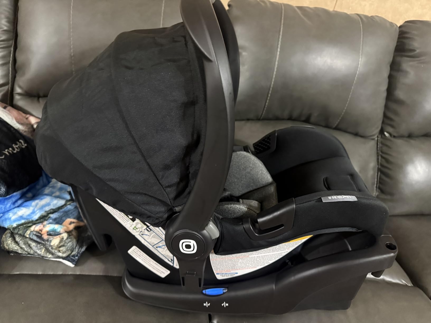 Diono LiteClik 30 R SafePlus Infant Car Seat and Base, Rear-Facing for Infants 4-30lbs, SafePlus Engineering, with Infant Insert, UPF 50+ Sunshade, Black customer photo 1