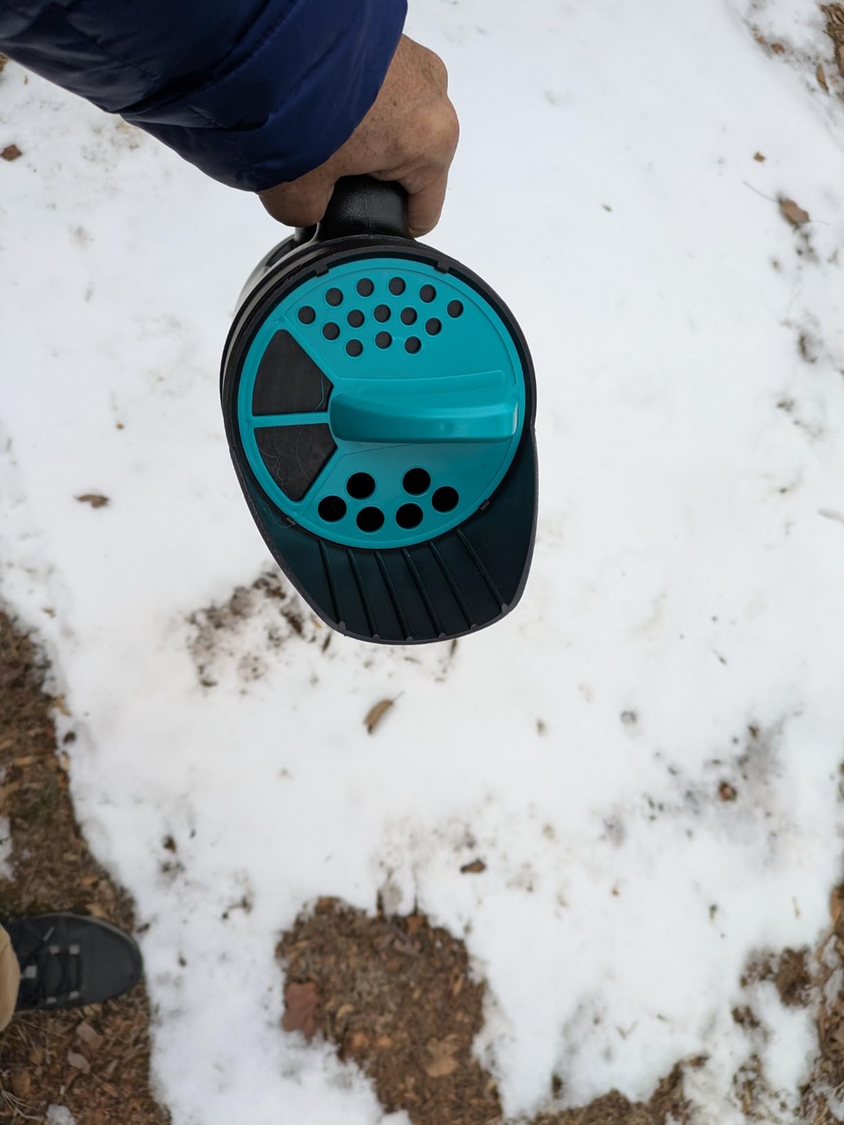 AquaDoc Handheld Salt Spreader for Snow Melt, Fertilizer, Lawns - 2.5L customer photo 1
