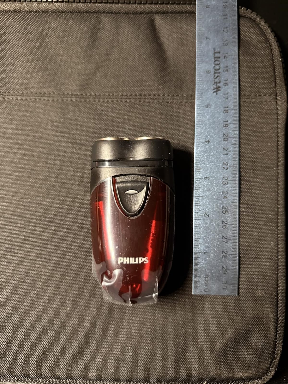 Philips Portable Shaver, On-The-Go Wet and Dry Electric Shaver, ComfortCut Blade System, 3D Floating Heads, Compact Design, Powerful Battery, customer photo 1