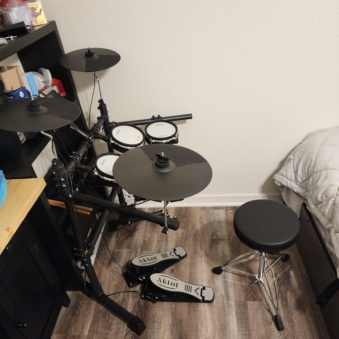 AKLOT B-CORE530 Electric Drum Set: Dual-Zone Quiet Mesh Drum Pads, 10’’ Dual-Trigger Cymbals, Height-Adjustable Rack, 360 Sounds, USB MIDI, Lesson Book, Throne, Sticks, Headphones customer photo 1
