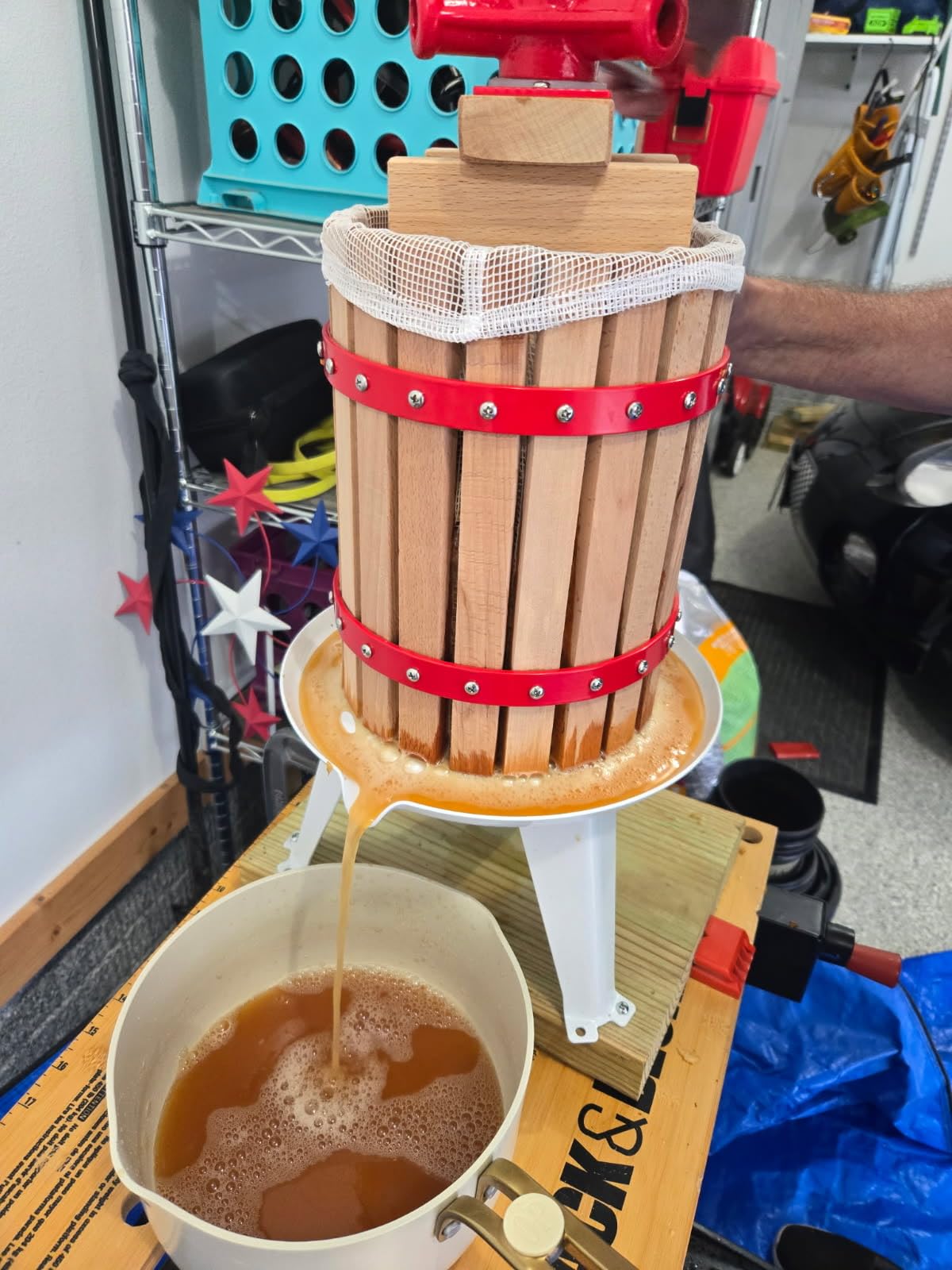 VEVOR 1.6 Gal/6L Fruit Wine Press, Solid Wood Basket with 8 Blocks, Heavy Duty Manual Juice Maker, Cider Apple Grape Tincture Honey Olive Oil Making Press with Handle for Kitchen, Home customer photo 2