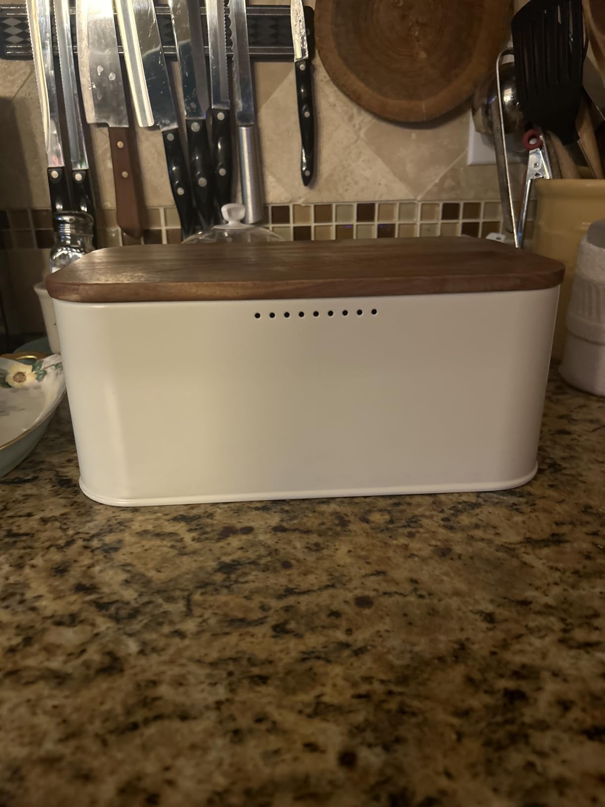 Amazon Basics Carbon Steel Bread Box with Acacia Wood Lid, Lid Doubles as Cutting Board, 11.9 x 7.1 x 5.2 in customer photo 2