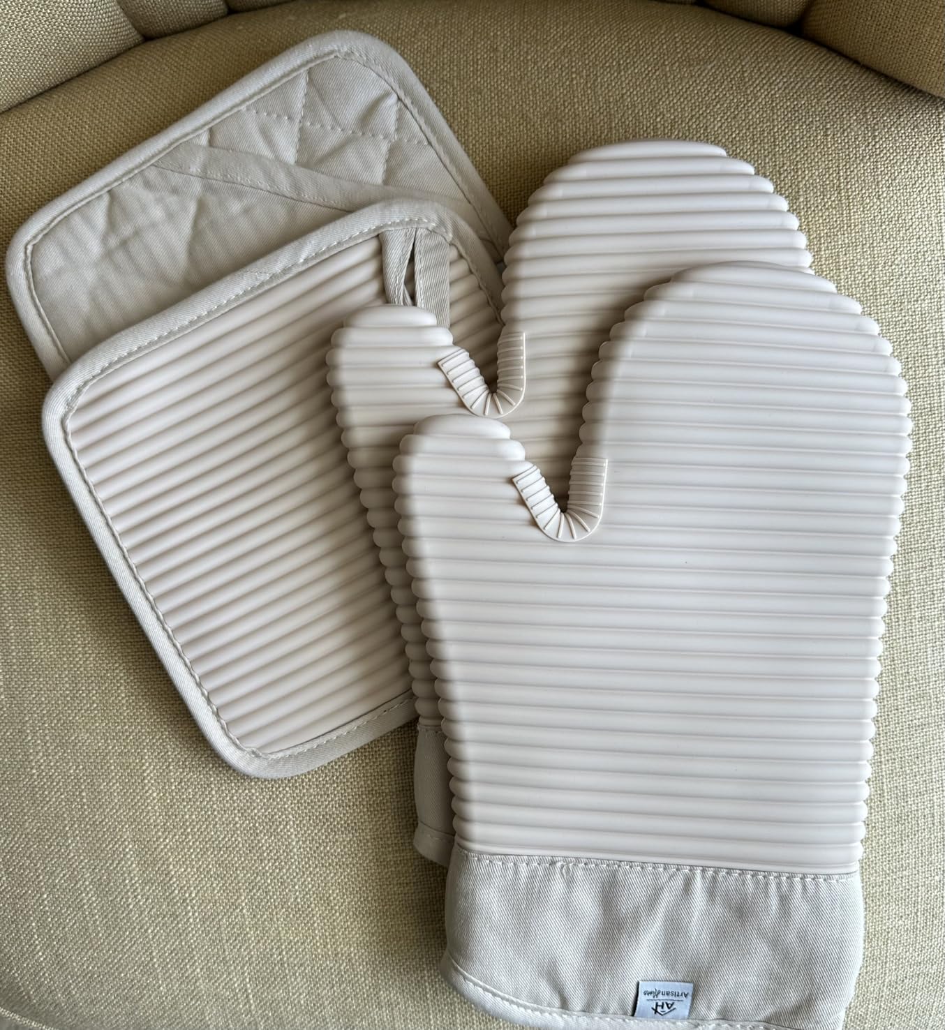 Extra Long Silicone Oven Mitts and Pot Holders Sets | Heat Resistant 500°F BPA-Free Food Grade Silicone Hot Pads & Kitchen Mittens | 4-Piece Set of Oven Gloves & Potholders for Kitchens customer photo 1