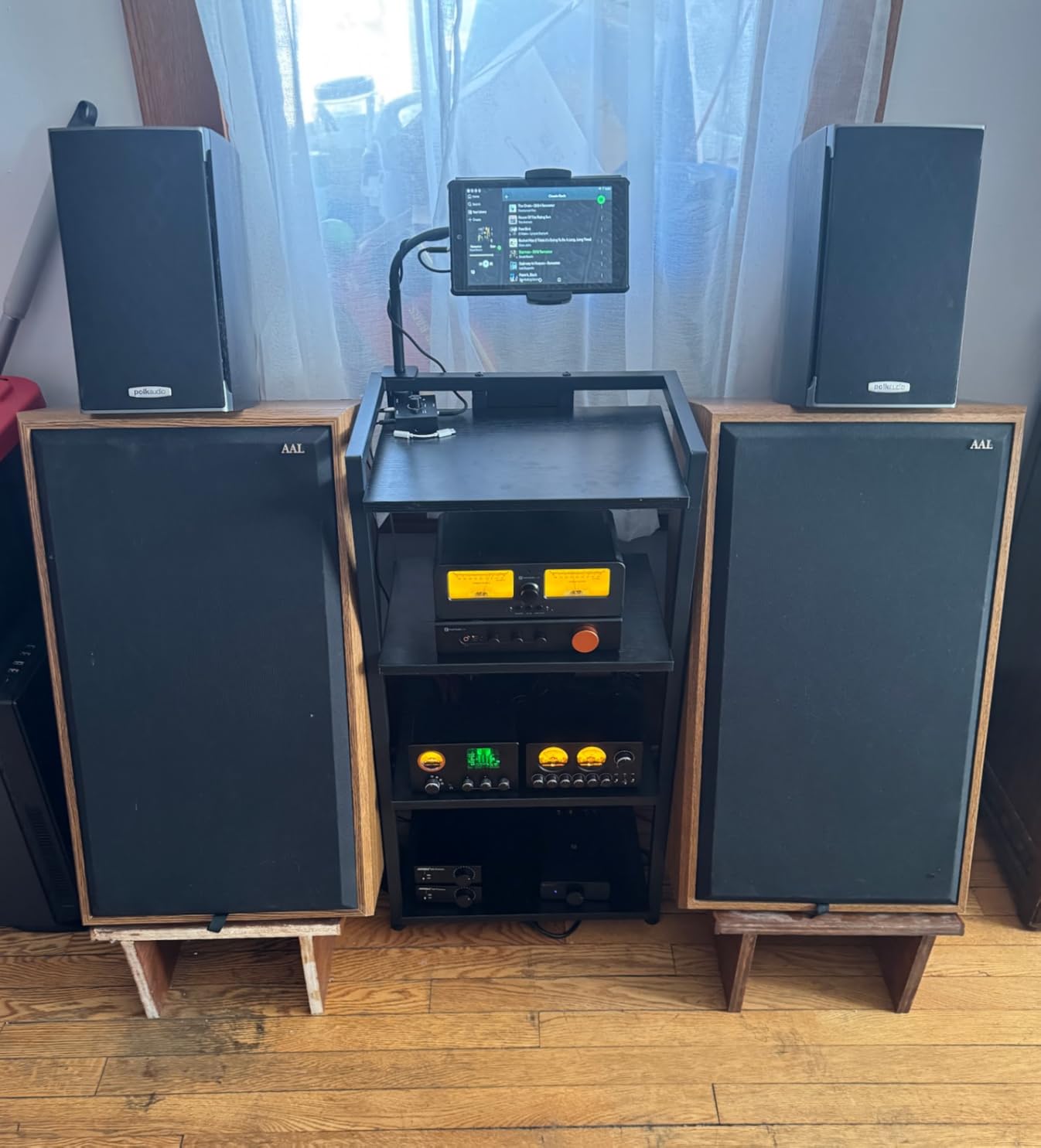 Douk Audio Vacuum Tube Preamp: Headphone Amp with VU Meter, 4-Way RCA Selector Switch Box, Preamplifier with Tone Control for Receivers, Amplifiers, Speakers, 16-600 ohm Headphones (TUBE-T5C) customer photo 2