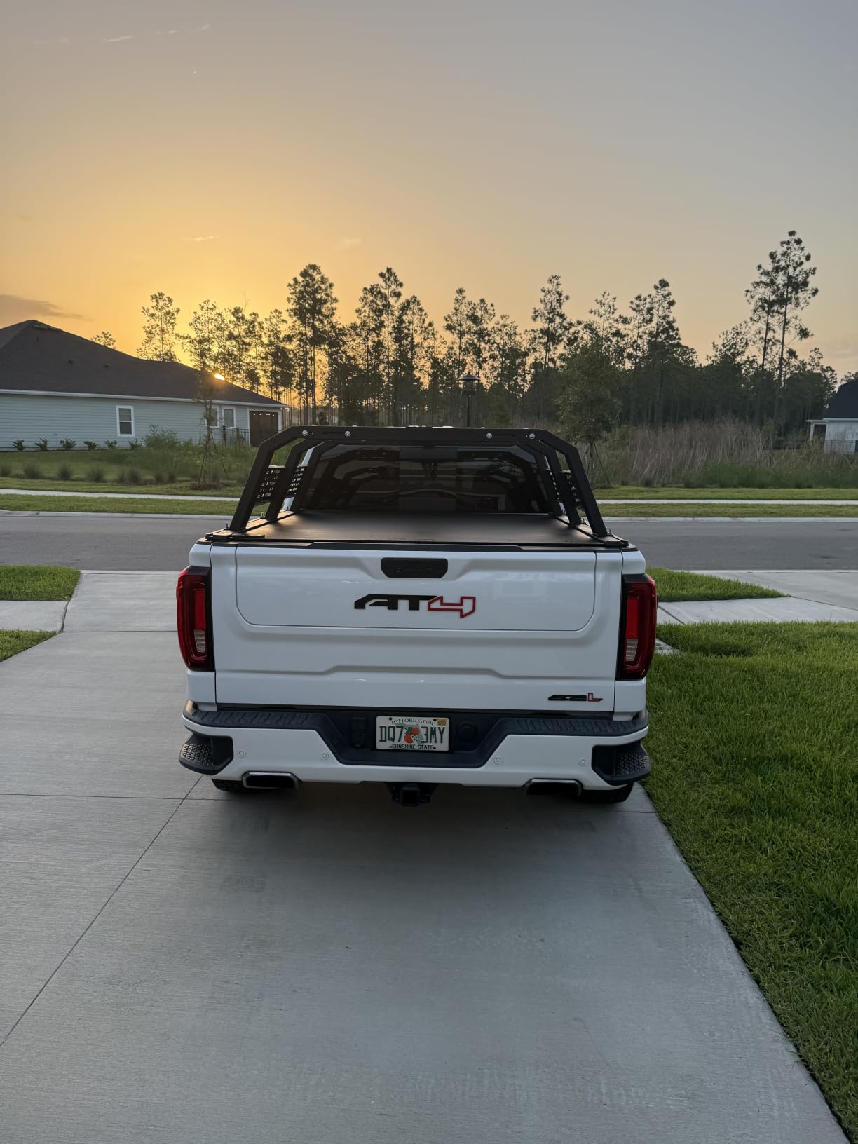 VEVOR Overland Truck Bed Rack - 49.2-67.9 in Width, Adjustable Overland Bed Cargo Rack with Sidebar, 900 lbs Static Capacity, for Mid-Size Trucks (Tacoma/Gladiator JT) customer photo 2