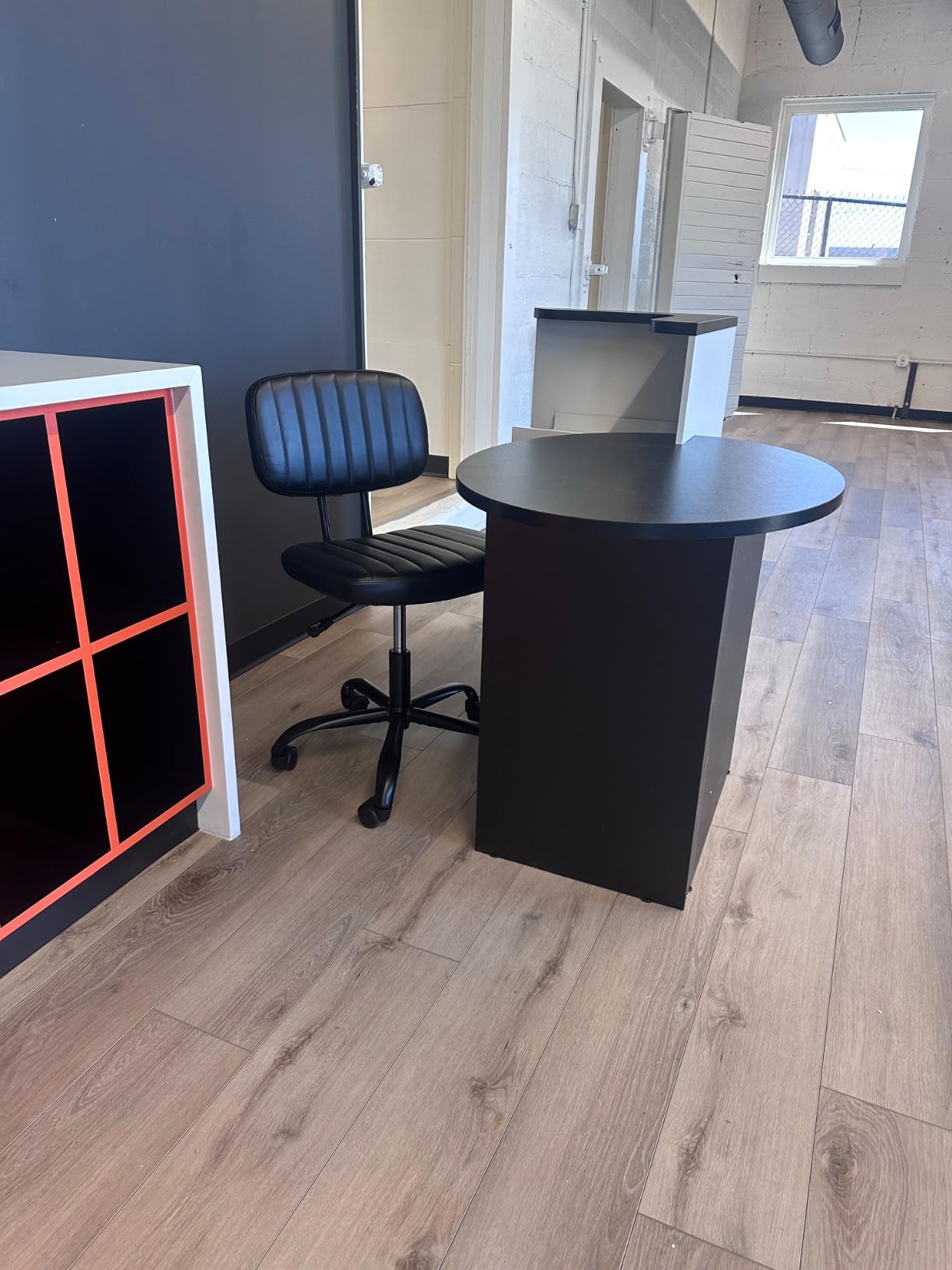 GIANTEX Reception Desk, Front Counter Desk with Lockable Drawer, Checkout Table with Round Tabletop, Corner Shelf & Adjustable Shelf for Office Beauty Salon Retail Store (Brown & White) customer photo 1