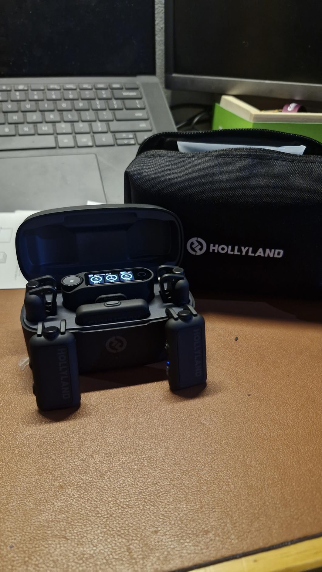 Hollyland Lark MAX 2 Combo-4 Person Version, Wireless Lavalier Microphone, Tailored for Multi-Person Shooting Scenarios, Microphone for Camera/iPhone/Android (4TX + 2RX+ Charging Case) customer photo 1