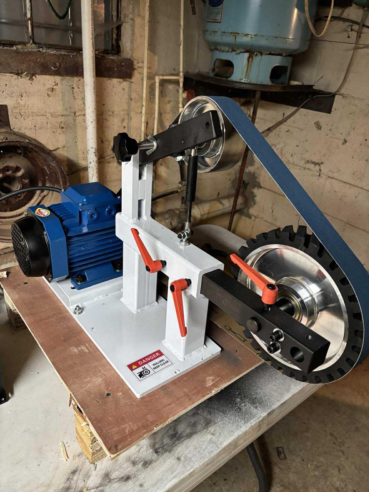 Belt Grinder Sander with VFD,2x72-inch 1500W 2HP Variable Speed Control Belt Sander with 3 Sets Grinding Tools and 3 Zirconia corundum Sanding Belts for Metalworking, Knife Making customer photo 2