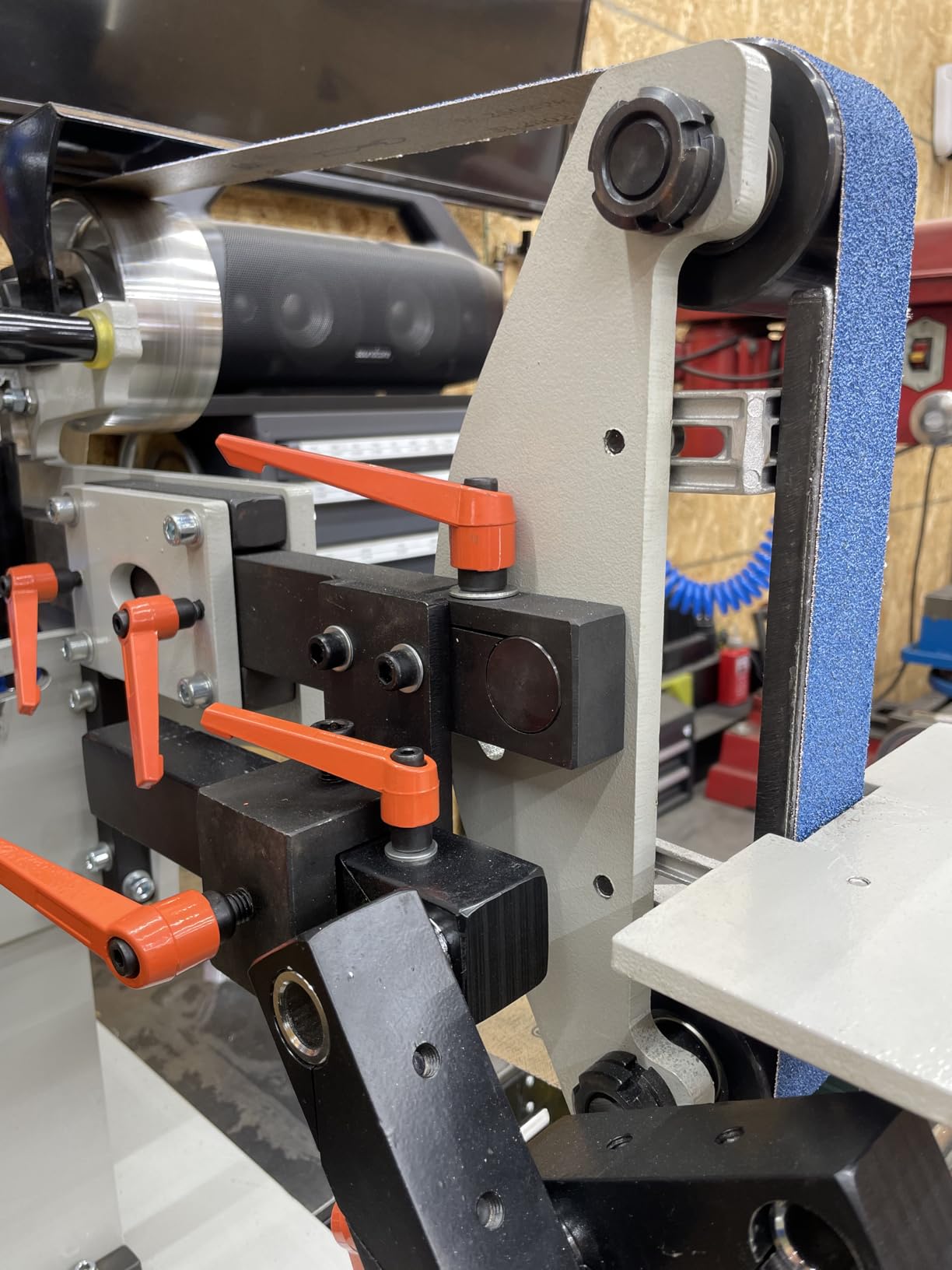 JLD 2 * 72-82Belt Grinder Sander, equipped with 2.2KW VFD, three sets of grinding heads, and 3 zirconia corundum sand belts (60 100 180) compatible with 2 * 72 sand belts customer photo 2