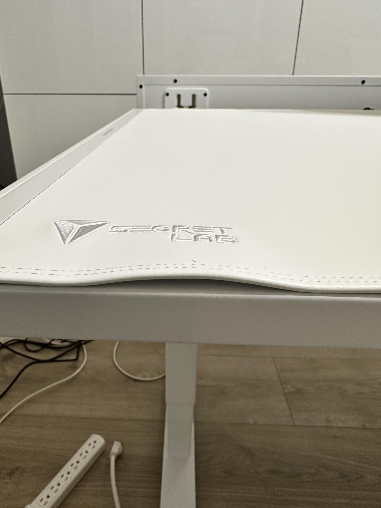 Secretlab Magnus Pro XL Electric Standing Desk with Black Leatherette Mat | Magnetic Cable Management, Integrated Power Supply Column, Built-in Cable Management Tray, Gaming Office Desk, Ergonomic customer photo 1