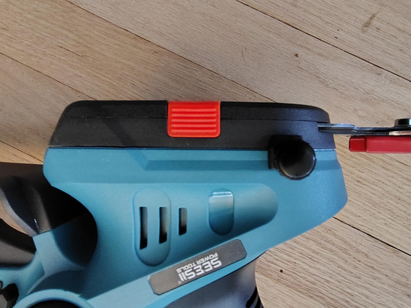 SEESII 20V Pole Hedge Trimmer Cordless, 8.5 FT Reach, Dual 4.0Ah Batteries customer photo 2