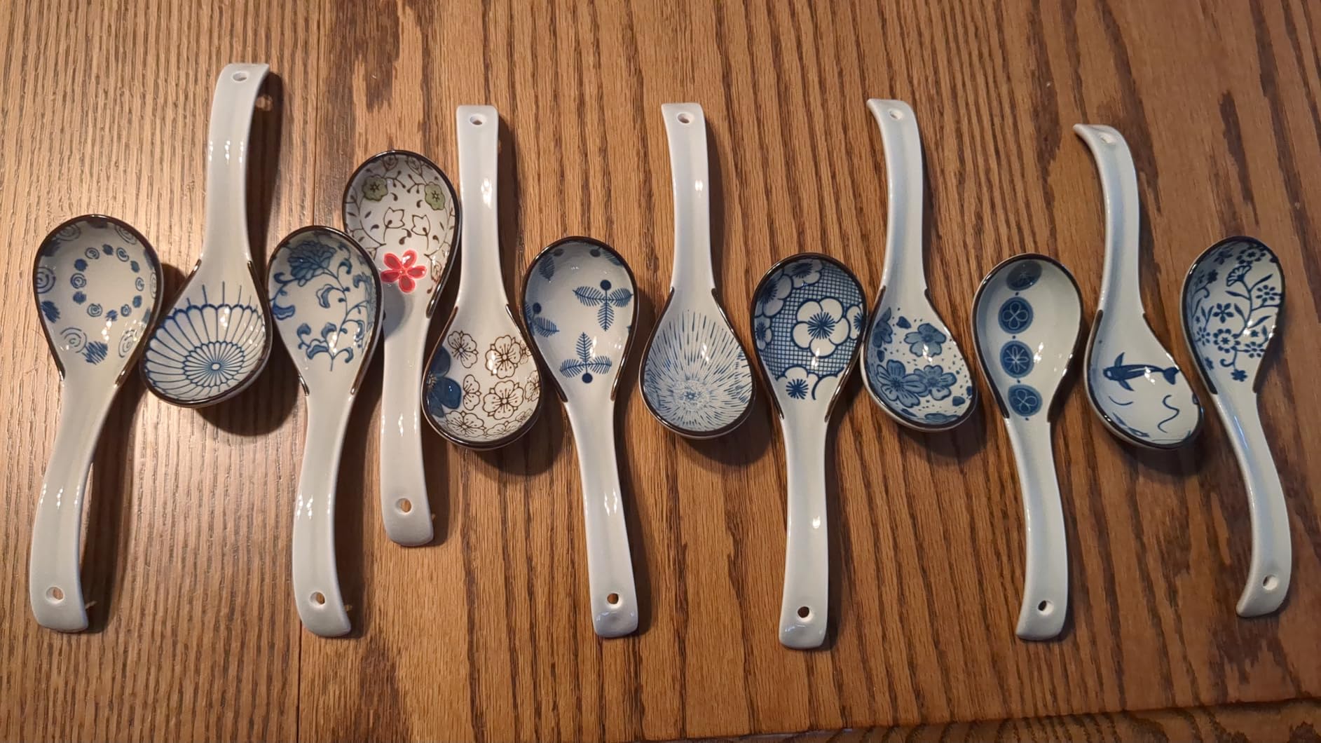 Raelitego 5Pcs Ceramic Asian Soup Spoons, Chinese Japanese Soup Spoons | Deep Soup Bowl, Comfortable Grip, Stackable Storage, Durable Ceramic, Dishwasher Safe, Ramen Pho Noodle Spoon Set customer photo 1