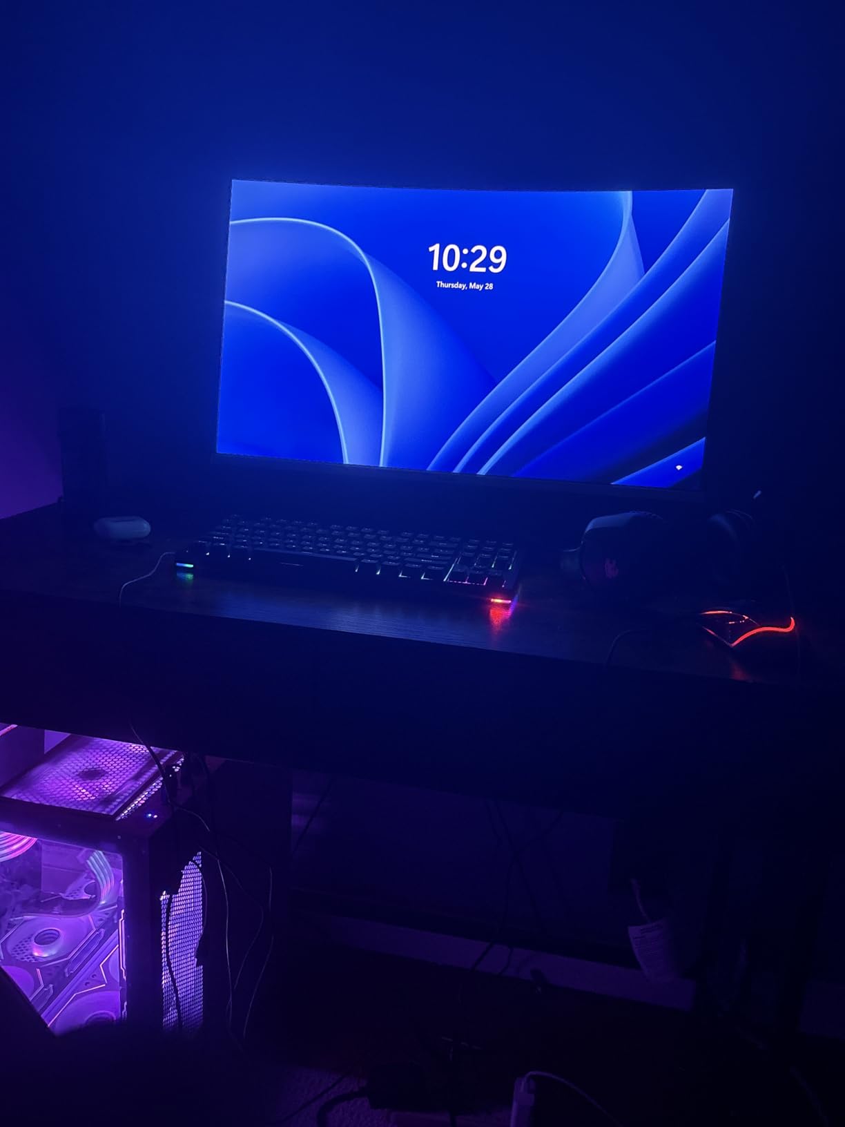 Gawfolk 32 Inch 4K 240Hz Curved Gaming Monitor, UHD 3840 x 2160, 1500R customer photo 1