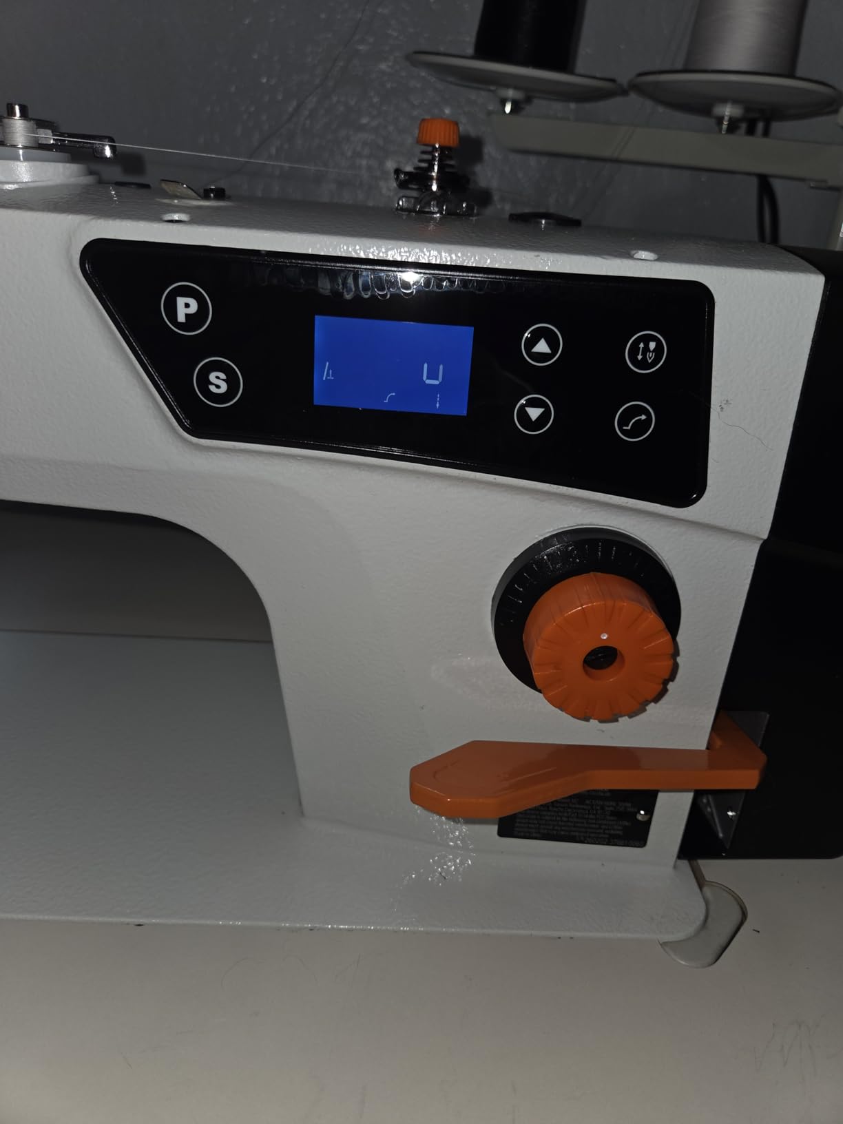 VEVOR Industrial Lockstitch Sewing Machine, 550W Commercial Set with Servo Motor & Table Stand, 5000 SPM High Speed, Metal Frame, LCD Panel, LED Light for Cotton Wool Denim Leather Canvas customer photo 1