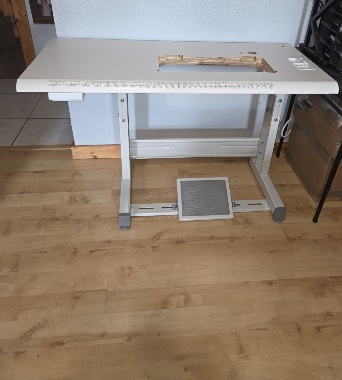 VEVOR Industrial Lockstitch Sewing Machine, 550W Commercial Set with Servo Motor & Table Stand, 5000 SPM High Speed, Metal Frame, LCD Panel, LED Light for Cotton Wool Denim Leather Canvas customer photo 2