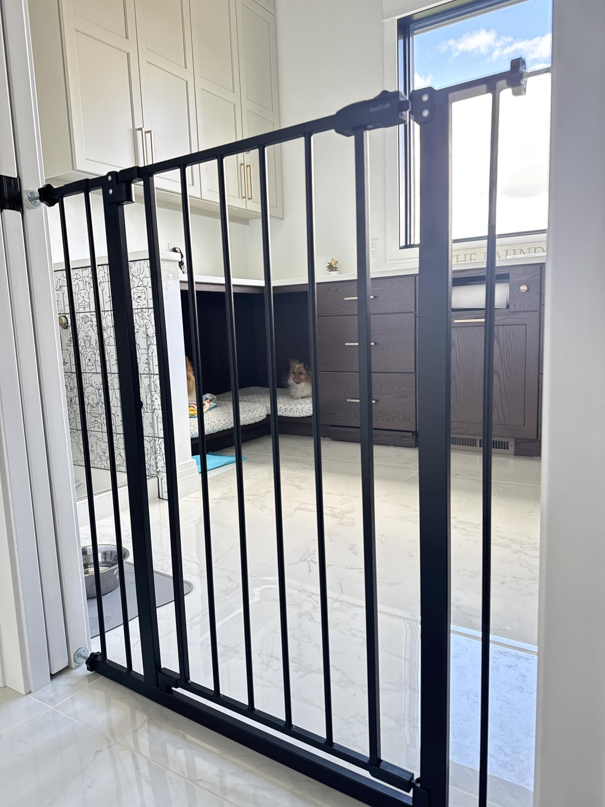 InnoTruth 29.6-50.1 in Extra Wide Baby Gate for Stairs and Doorways, White customer photo 1