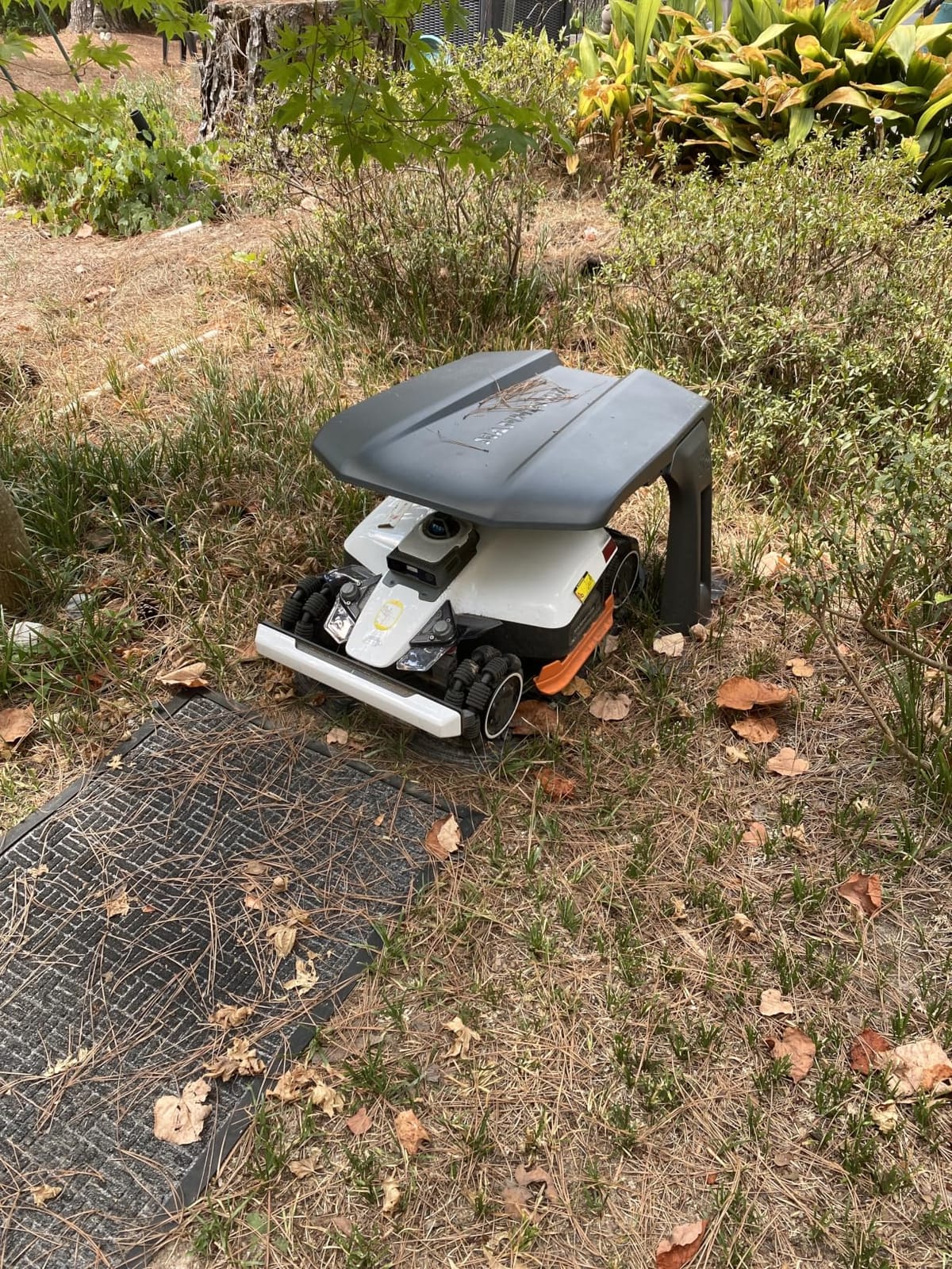 Mammotion LUBA 3 AWD 3000 Robot Lawn Mower with Cleaning Stand (Ship Separately), 360° LiDAR+NetRTK+AI Vision, AWD for 80% Slopes, 5400 sq.ft/h, Cutting Height 1.0