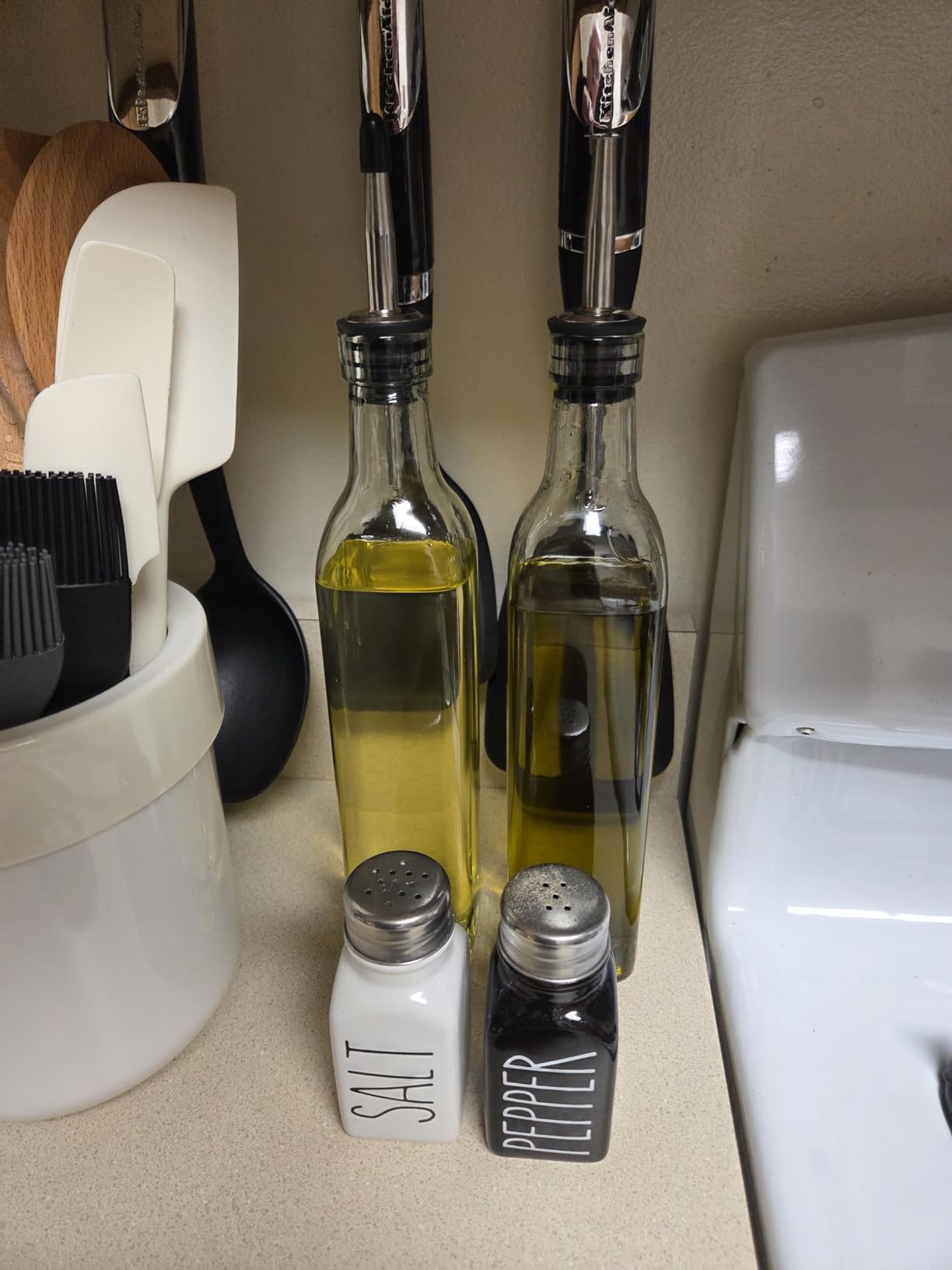 Leaflai Olive Oil Dispenser Bottle, 2 Pcs Glass Olive Oil Dispenser and Vinegar Dispenser Set with 2 Stainless Steel Pourers, 4 Labels,1 Brush and 1 Funnel Oil Bottles for Kitchen (500ml) customer photo 2