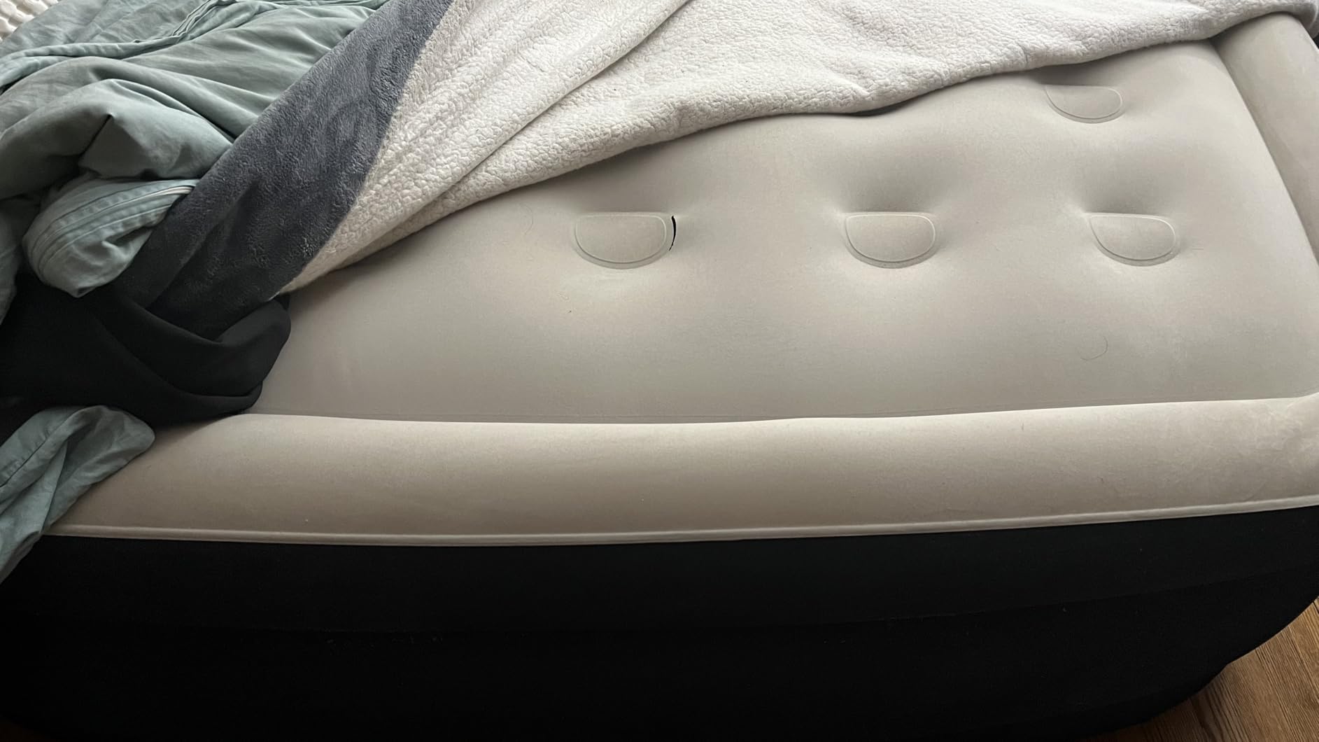 King Koil Air Mattress Queen with Built-in Pump, 20” Raised Airbed customer photo 1