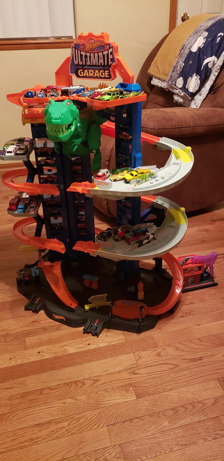 Hot Wheels Ultimate Garage Track Playset & 2 1:64 Scale Toy Cars customer photo 2