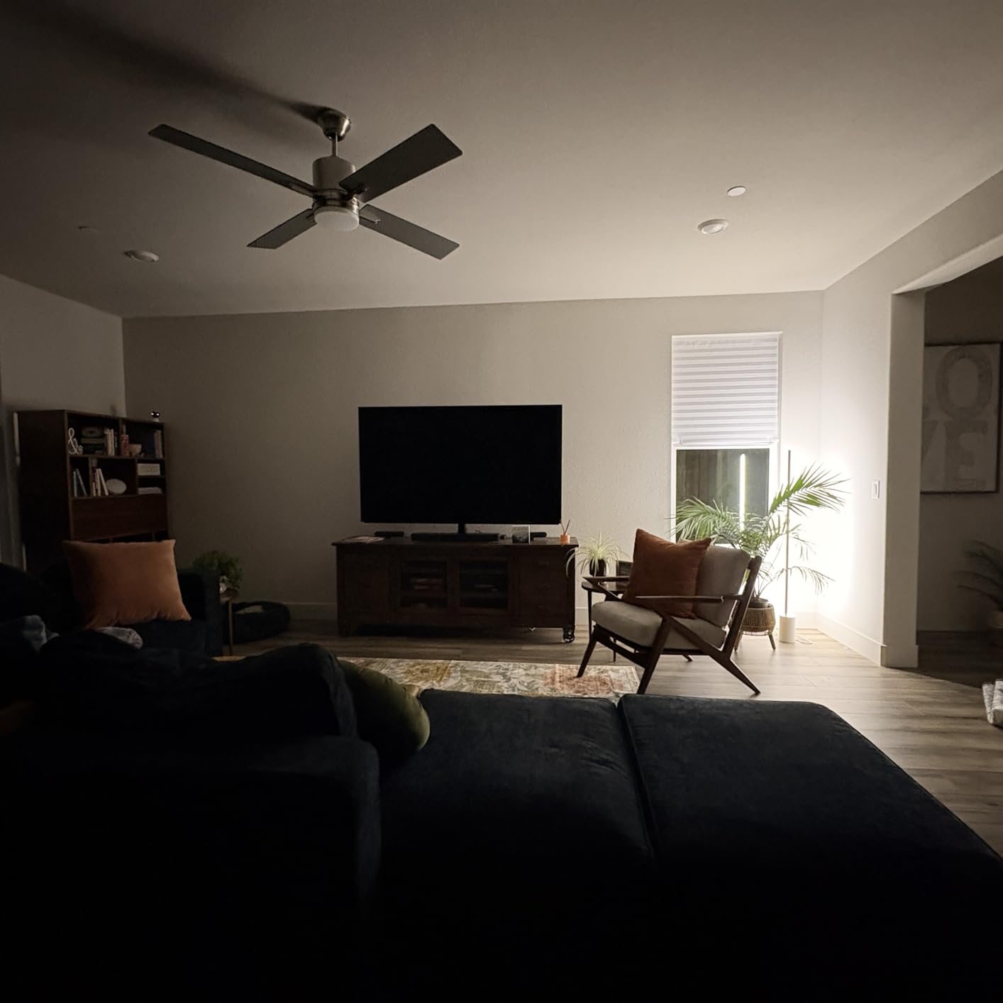 Philips Hue Signe Smart Color Changing Floor Lamp, 1-Pack, Black customer photo 1