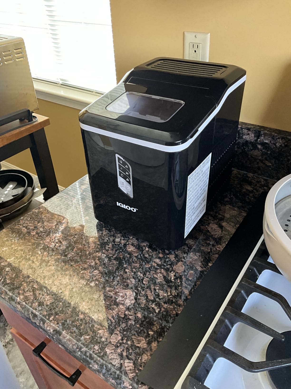 Igloo Handled Portable Ice Maker with Scoop - Ice Maker with LED Control Panel & 1 Quart Water Tank - Ice Cube Maker Produces 26 Lbs. of Ice in 24 Hours with 9 Large or Small Cubes In 7 Minutes- Black customer photo 1