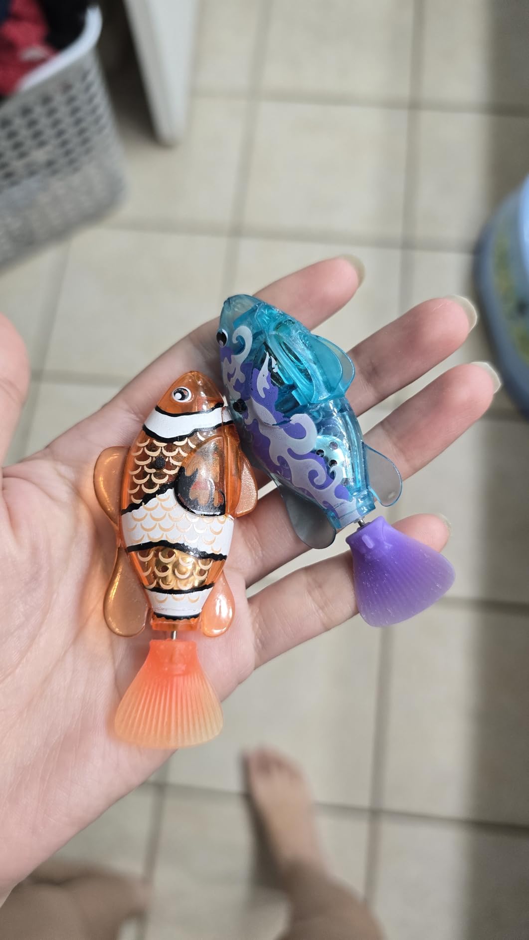 Robo Alive Robo Fish Robotic Swimming Fish (Teal + Orange) by ZURU Water Activated, Changes Color, Comes with Batteries, Amazon Exclusive (2 Pack) Series 3 customer photo 2