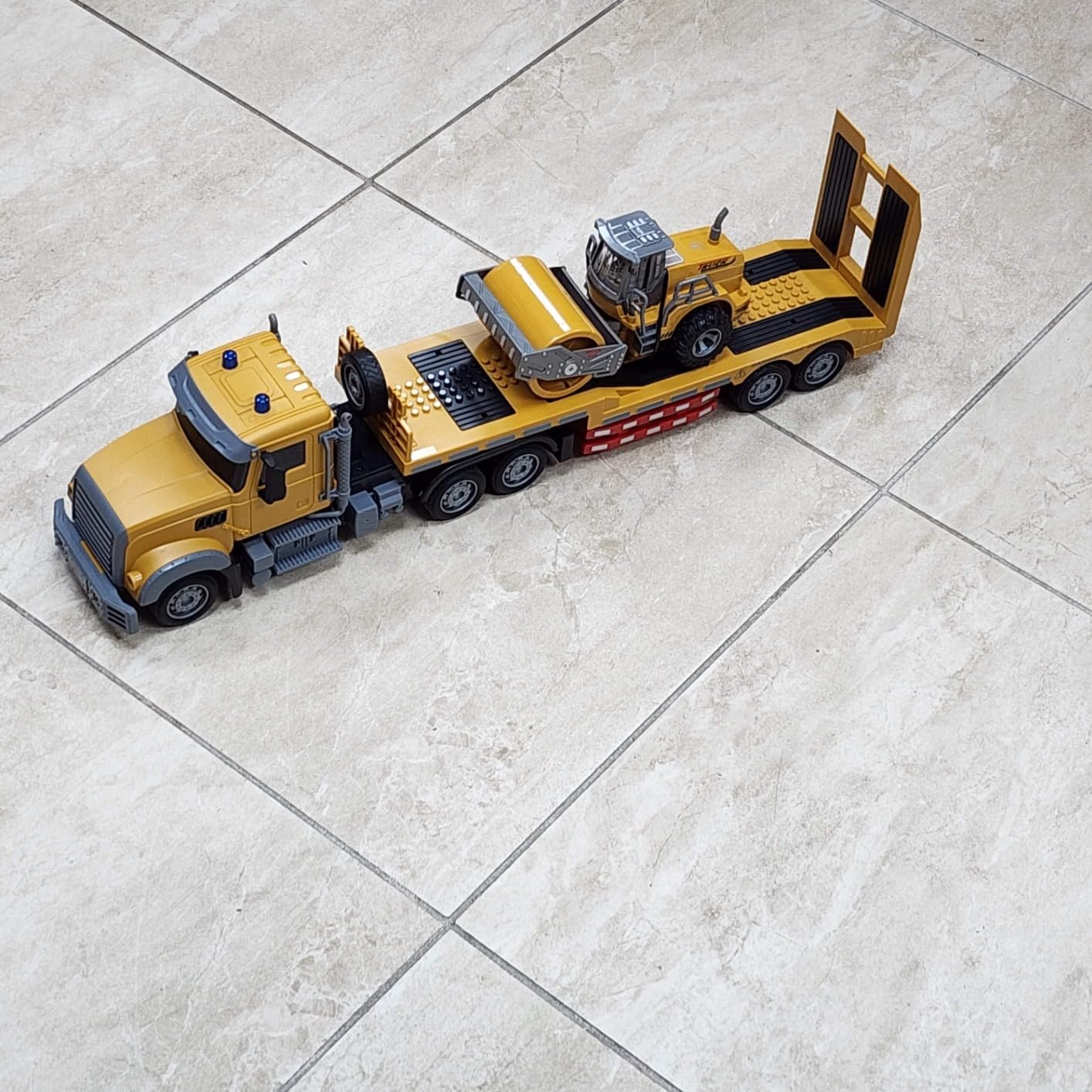 Fistone RC Semi Truck with Trailer, 1:24 RC Semi-Trailer Engineering Tractor with Sound and Lights, 2.4Ghz Remote Control Flatbed Truck with Road Roller Toys, Construction Vehicles Toy for Boys customer photo 1