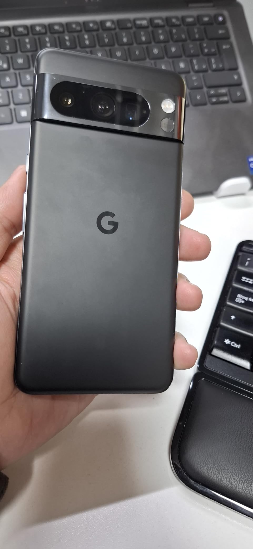 Google Pixel 8 Pro, 256GB, Obsidian - Unlocked (Renewed) customer photo 2
