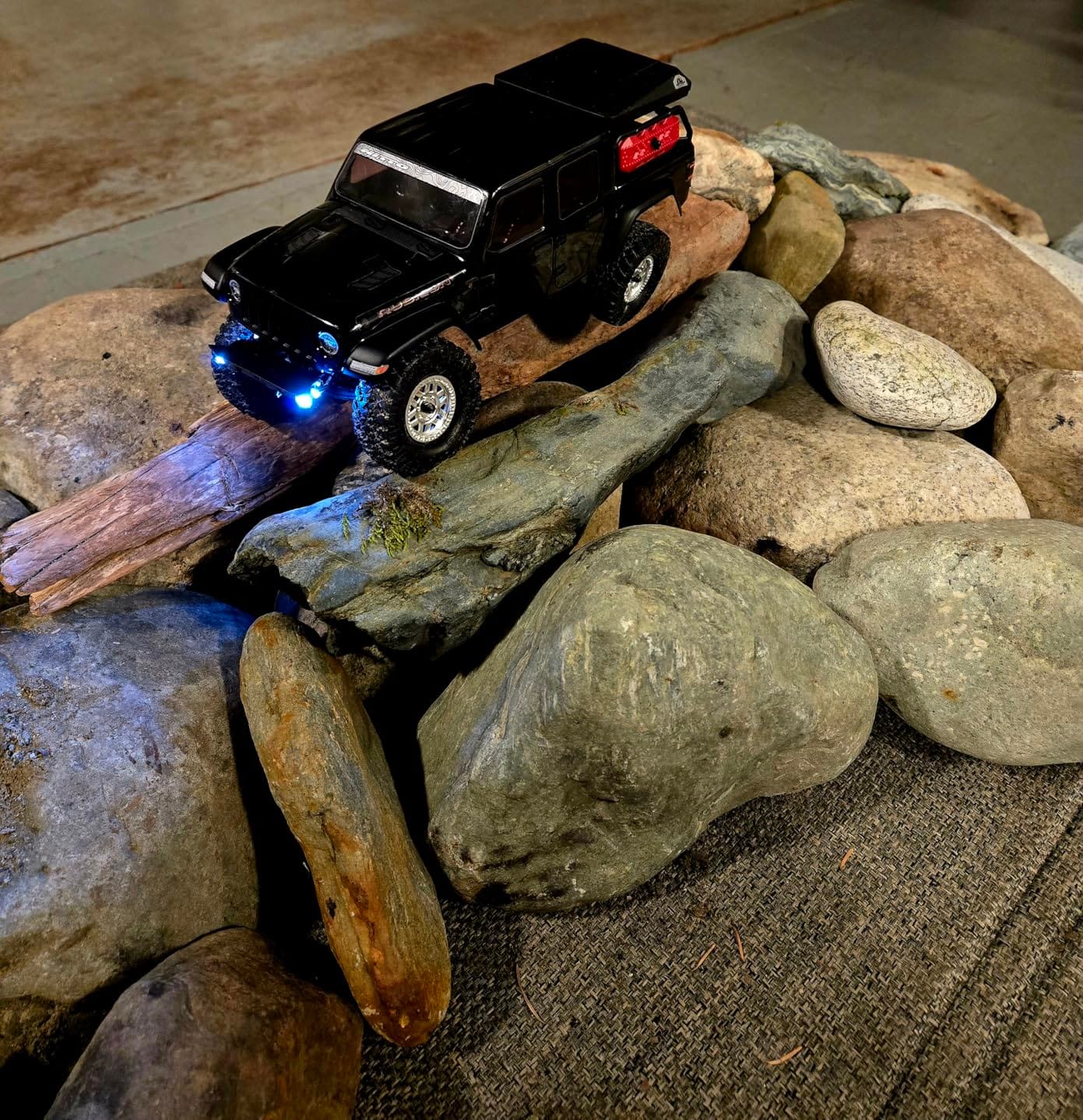 Axial SCX24 Jeep Gladiator RC Truck 4WD Rock Crawler Green AXI00005V2T3 customer photo 1