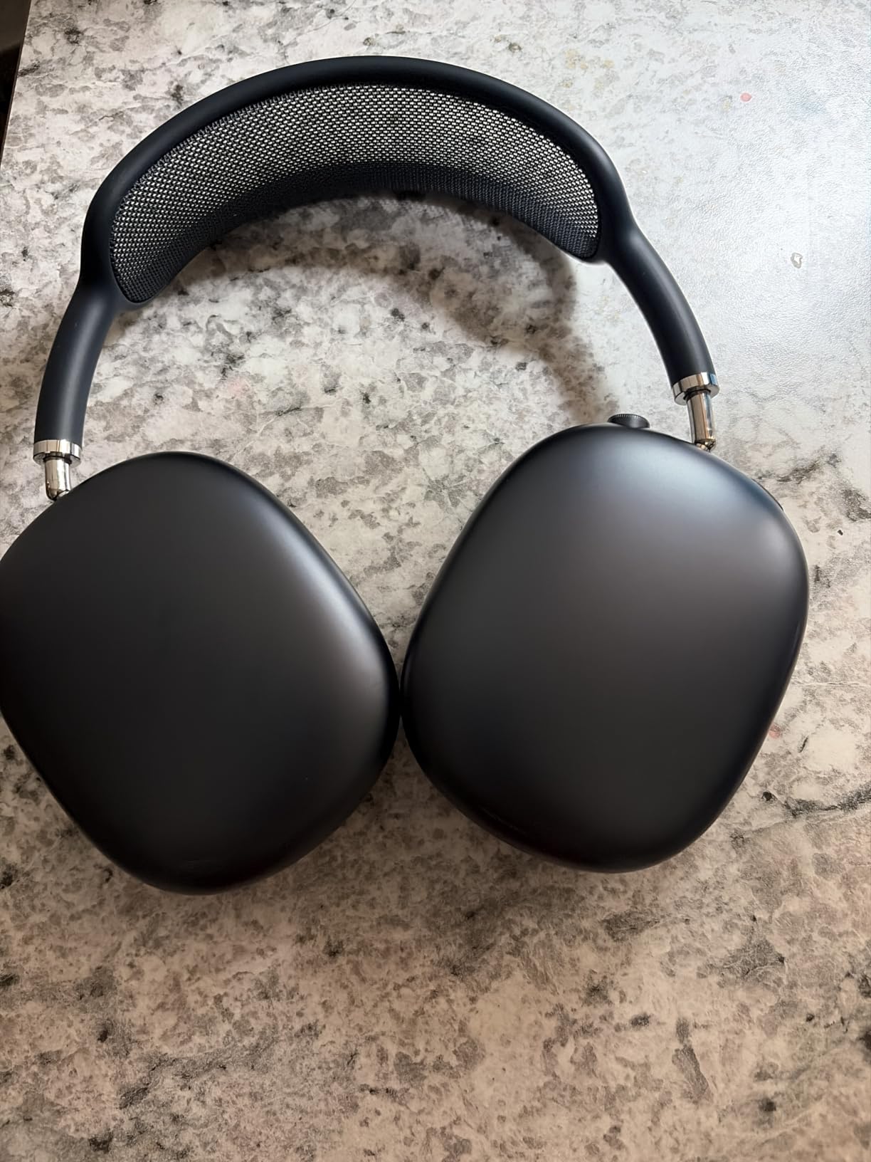 Apple AirPods Max - Midnight (Renewed) customer photo 2