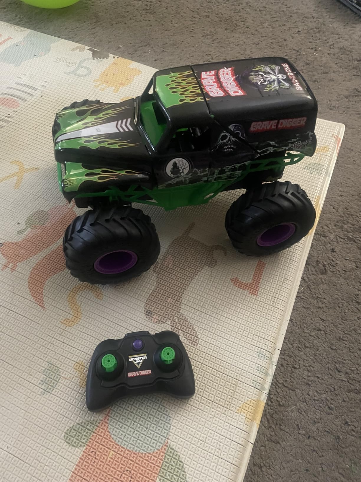 Monster Jam Smash & Bash Grave Digger RC Truck 1:15 Scale Vehicle customer photo 2